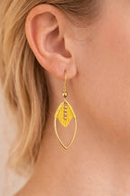 Boucles micro-macramé feuille navette Oraya portées oreille jaune