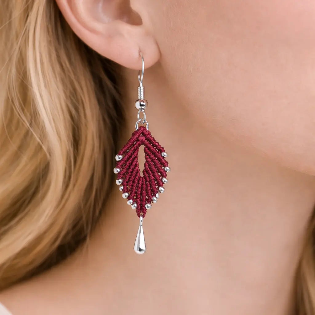 Boucles d’oreilles feuille micro-macramé NAE Micro Noeuds
