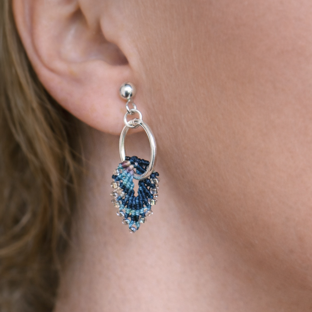 Boucles d'oreilles clou micro-macramé – Anneau, perles, fait main Micro Noeuds