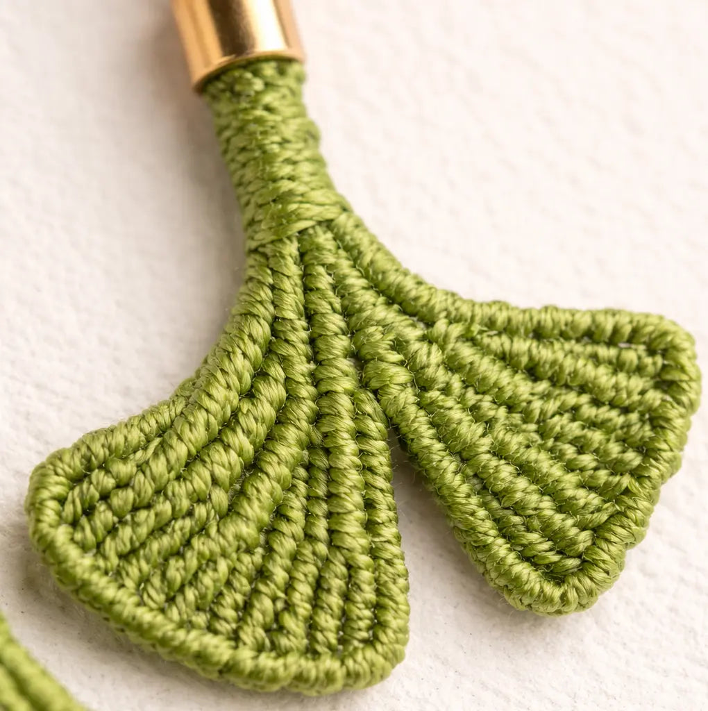 Boucles d’oreilles Feuille Ginkgo – micro-macramé vert-GINK ORA Micro Noeuds