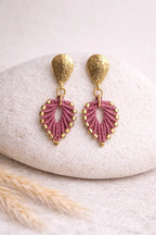 Boucles d’oreilles micro-macramé feuille – Clous en acier inoxydable & perles Miyuki Micro Noeuds