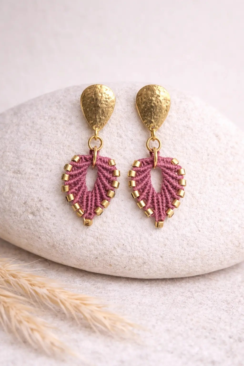 Boucles d’oreilles micro-macramé feuille – Clous en acier inoxydable & perles Miyuki Micro Noeuds