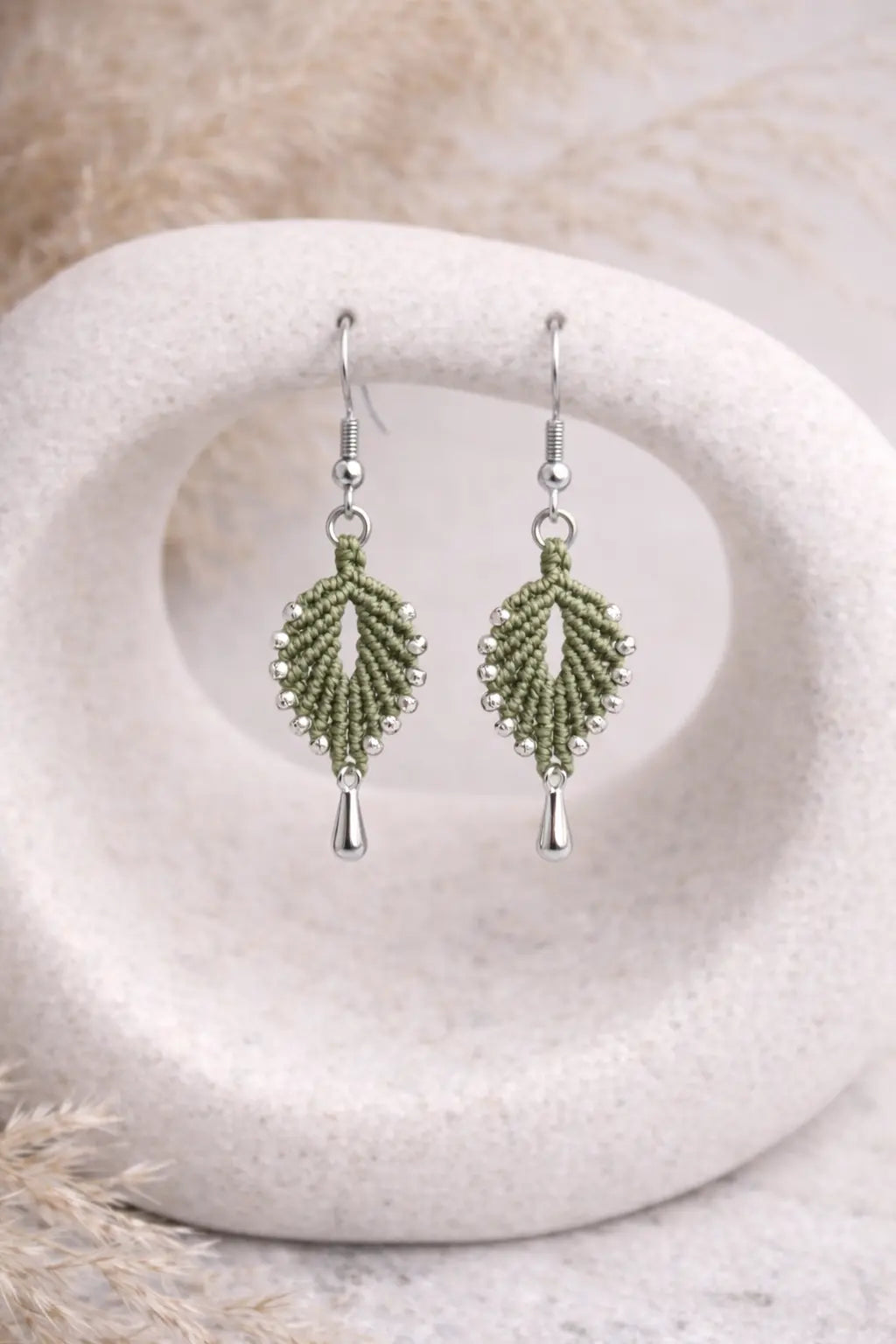 Boucles d’oreilles feuille micro-macramé NAE Micro Noeuds