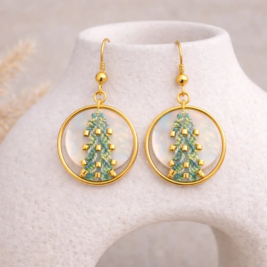 Boucles d’oreilles micro-macramé cercle nacre bohème Micro Noeuds