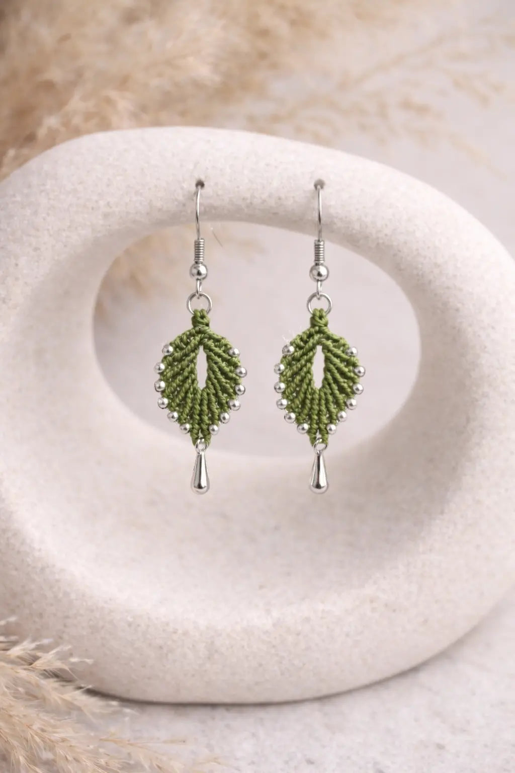 Boucles d’oreilles feuille micro-macramé NAE Micro Noeuds