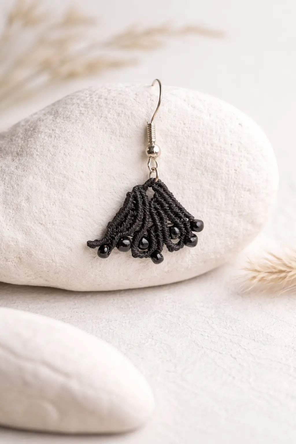 Boucles d’oreilles micro-macramé éventail – Crochets en acier inoxydable OPHEA Micro Noeuds