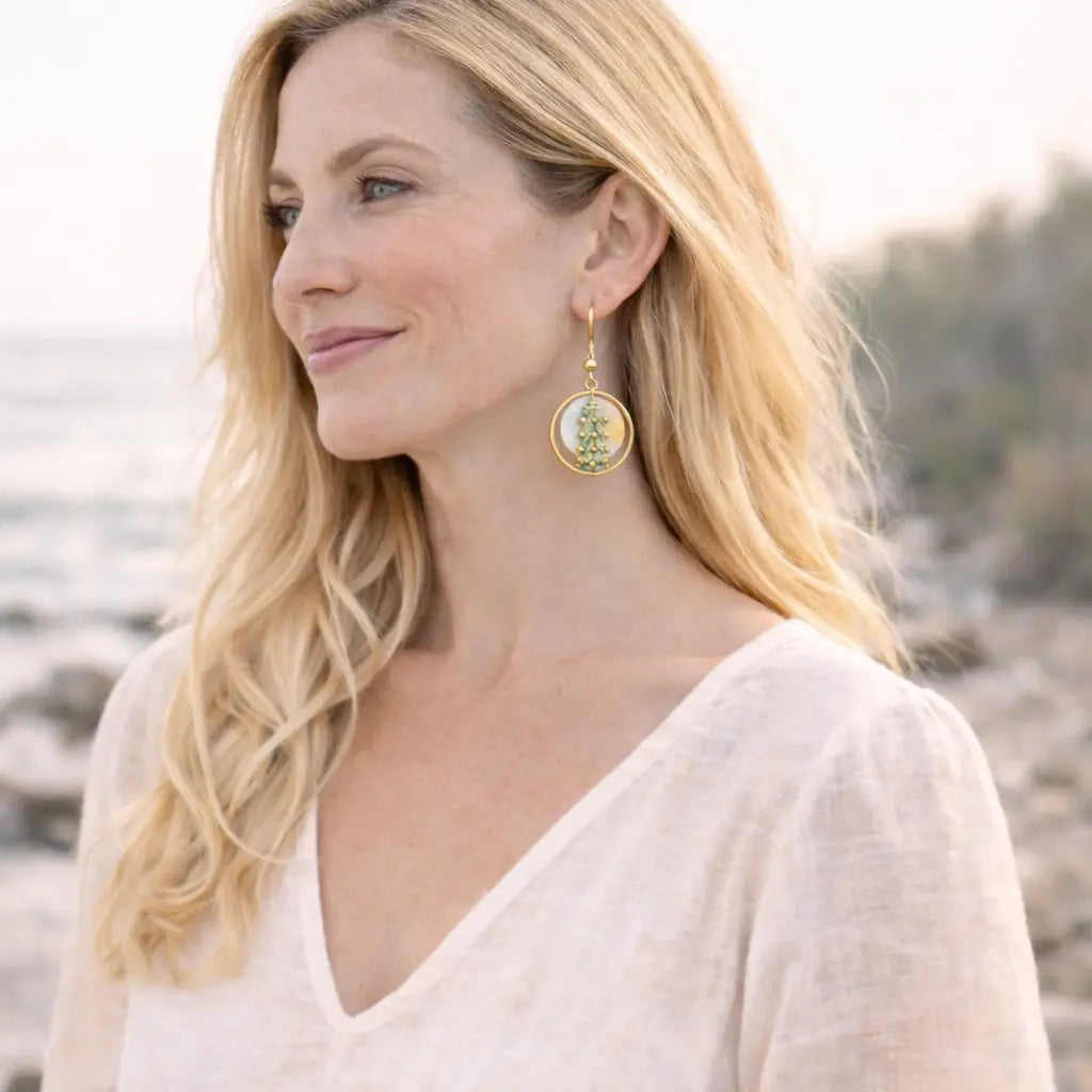 Boucles d’oreilles micro-macramé cercle nacre bohème Micro Noeuds