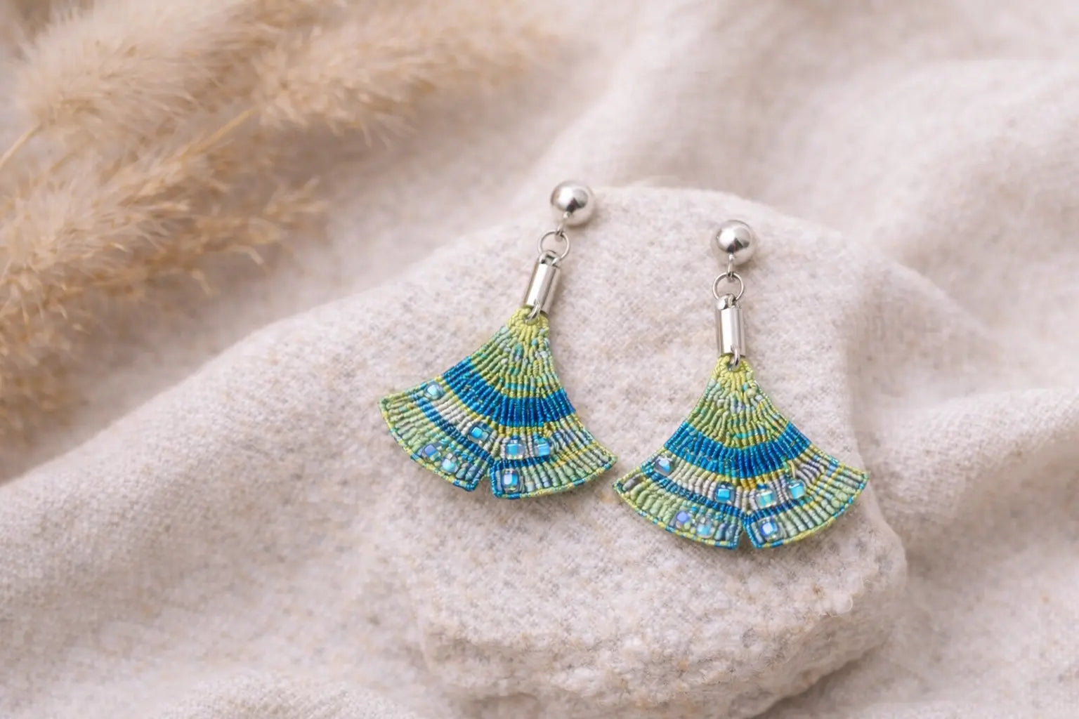 Boucles d’oreilles, collier micro-macramé feuille ginkgo LAGUNA B.O Micro Noeuds