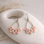 Boucles micro-macramé éventail portées oreille