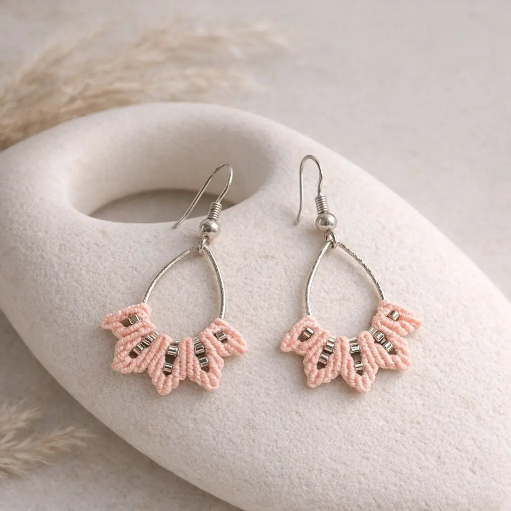 Boucles micro-macramé éventail portées oreille