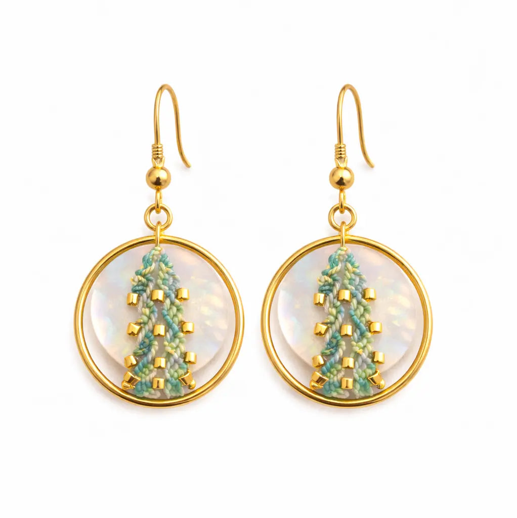 Boucles d’oreilles micro-macramé cercle nacre bohème Micro Noeuds