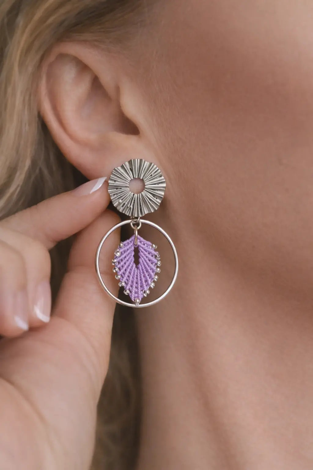 Boucles d'oreilles soleil micro-macramé doré – Légères, fait main Micro Noeuds