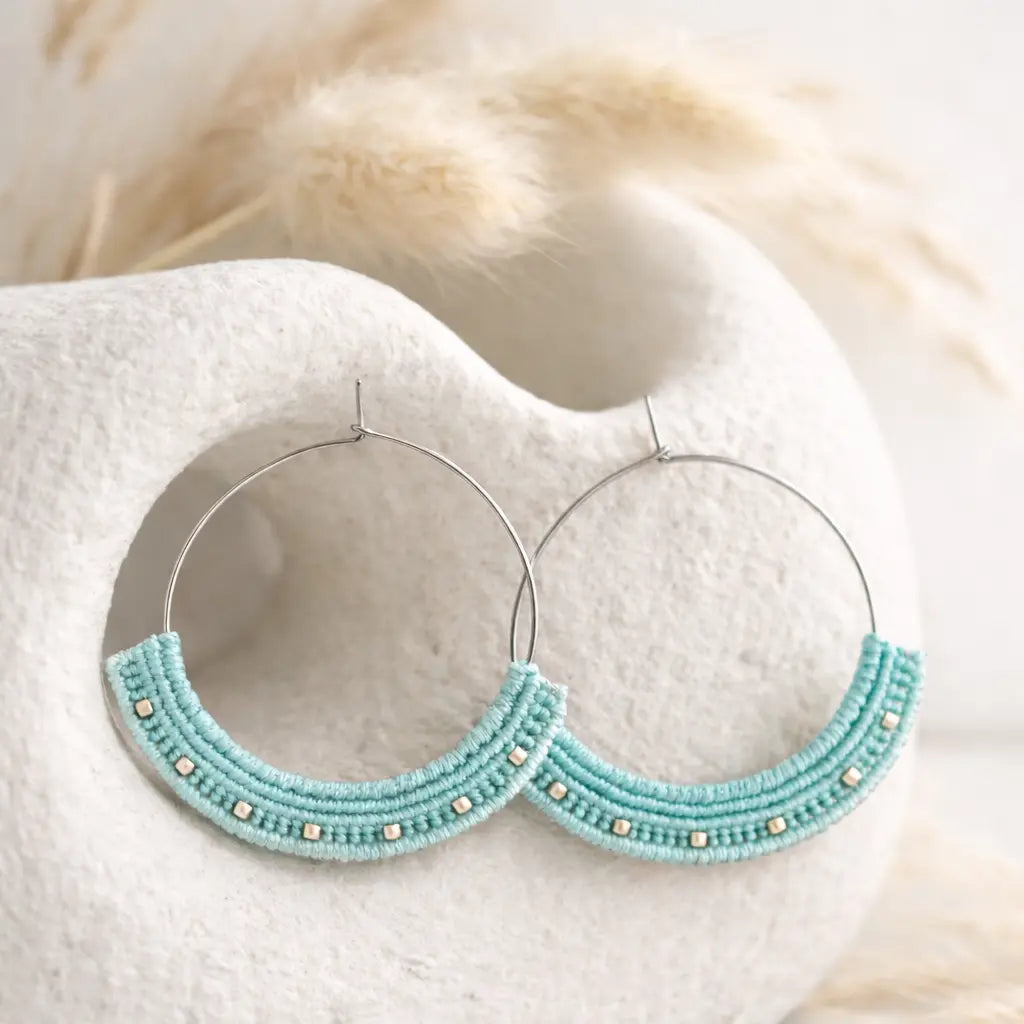 Boucles d’oreilles micro-macramé créoles ELUNA Micro Noeuds