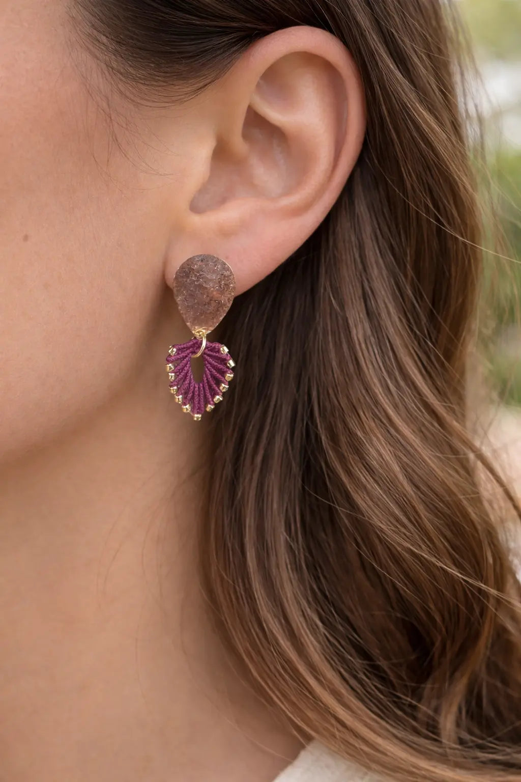 Boucles d’oreilles micro-macramé feuille – Clous en acier inoxydable & perles Miyuki Micro Noeuds