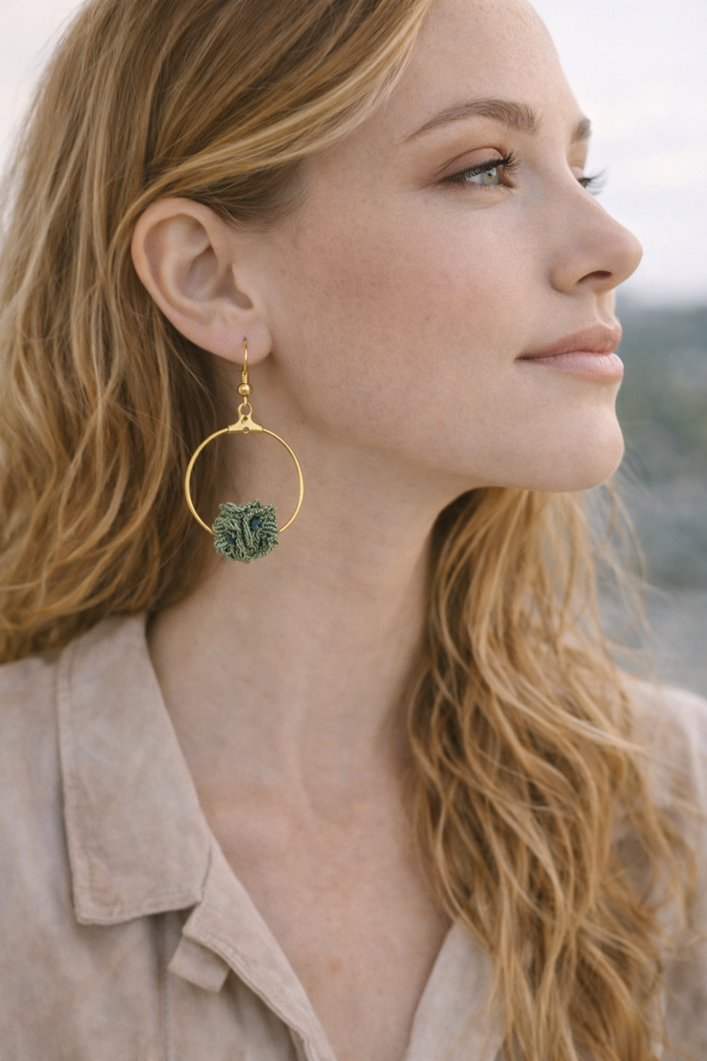 Créoles micro-macramé doré– Fleur artisanale, bijou fait main- ANAE