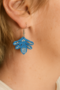 Des boucles d'oreilles bohème bleu, élégantes et légères, faites main Micro Noeuds
