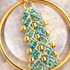 Boucles d’oreilles micro-macramé cercle nacre bohème Micro Noeuds