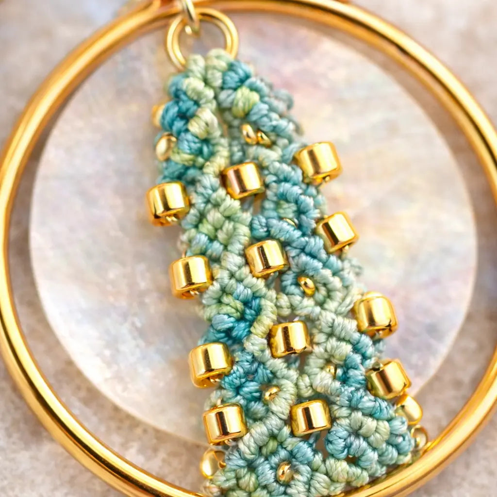 Boucles d’oreilles micro-macramé cercle nacre bohème Micro Noeuds