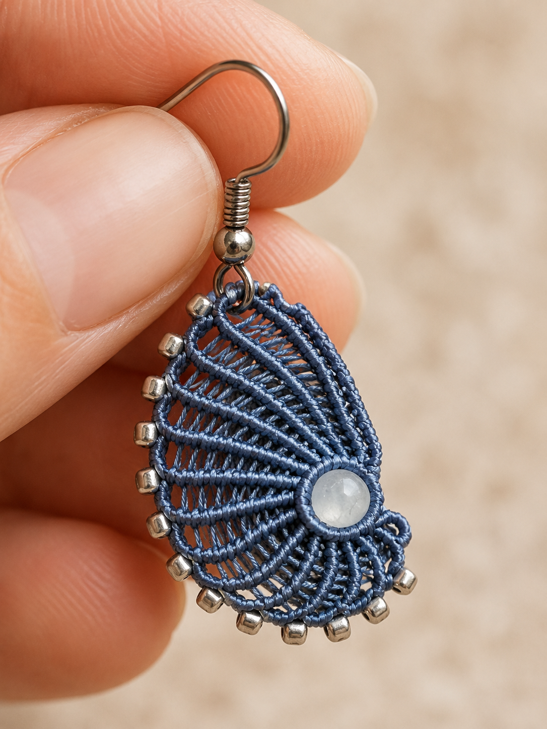 Nautea – boucles d'oreilles micro-macramé éventail & pierre de lune