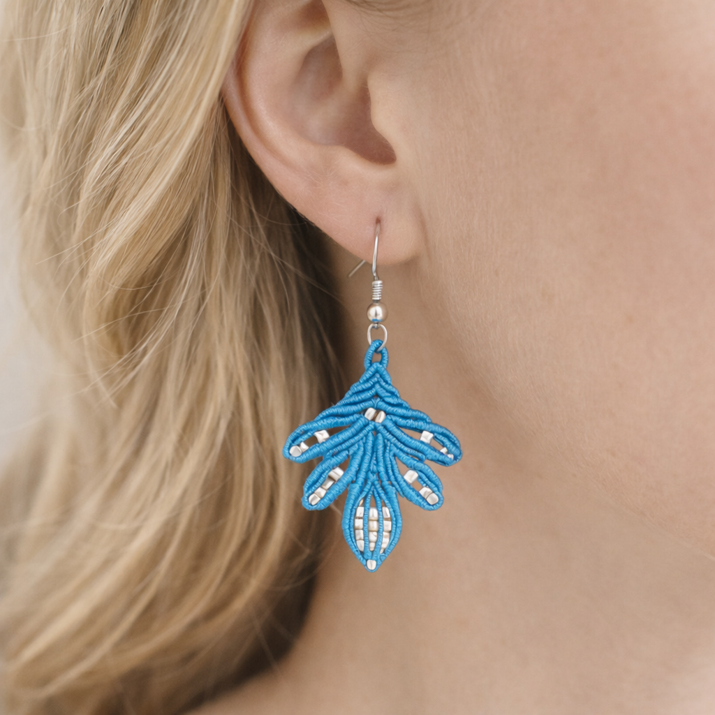 Des boucles d'oreilles bohème bleu, élégantes et légères, faites main