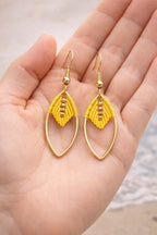 Boucles d’oreilles micro-macramé feuille navette Oraya dans la main