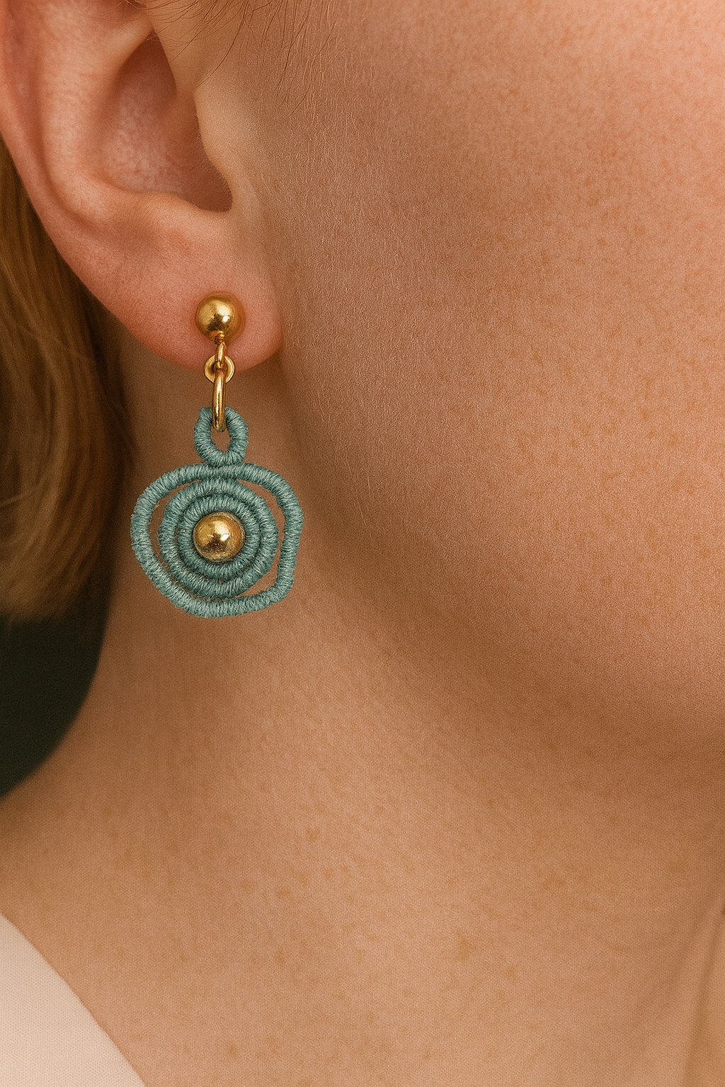 Boucles d'oreilles spirale micro-macramé – Perle dorée, fait main Micro Noeuds