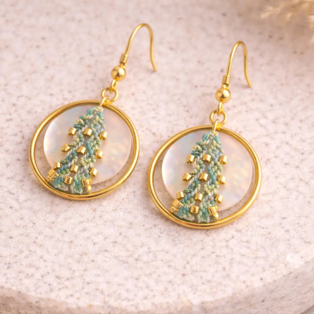 Boucles d’oreilles micro-macramé cercle nacre bohème Micro Noeuds