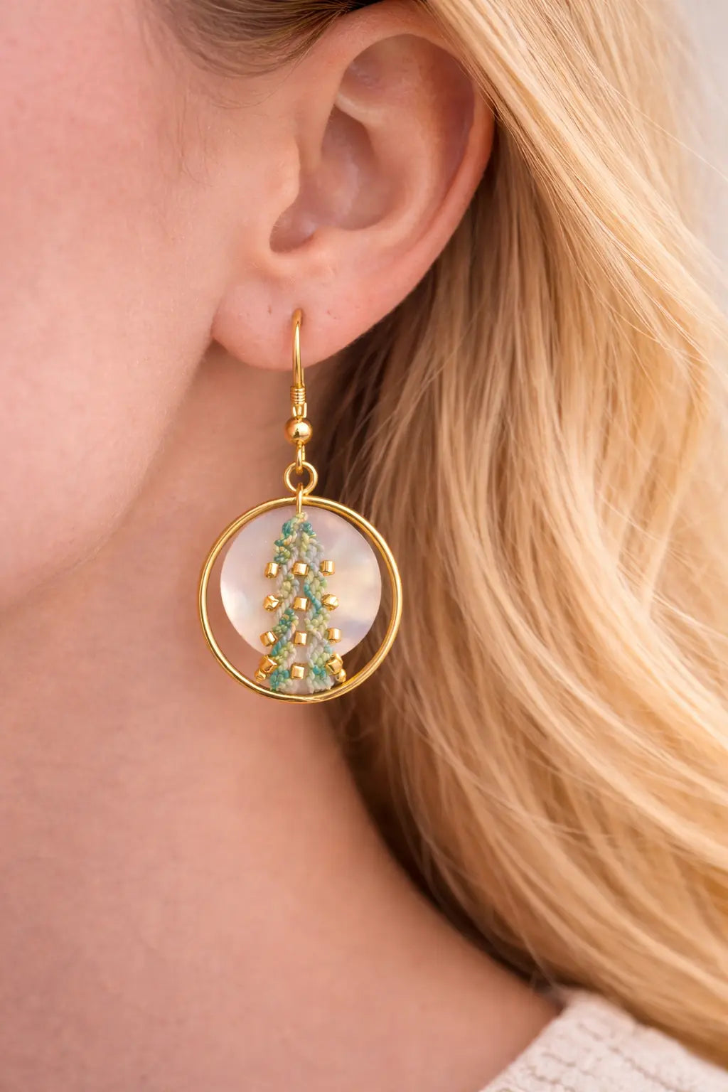 Boucles d’oreilles micro-macramé cercle nacre bohème Micro Noeuds