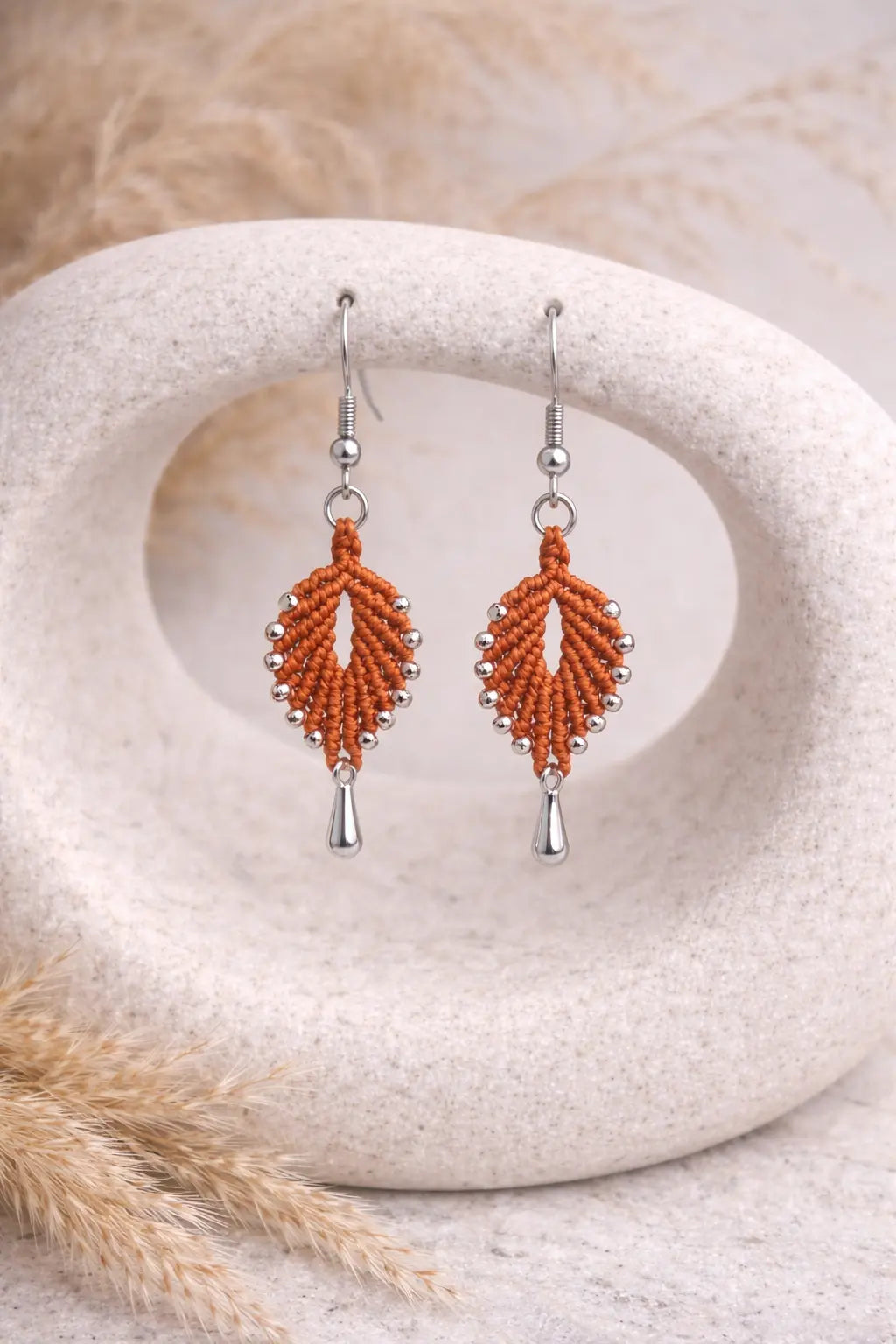 Boucles d’oreilles feuille micro-macramé NAE Micro Noeuds
