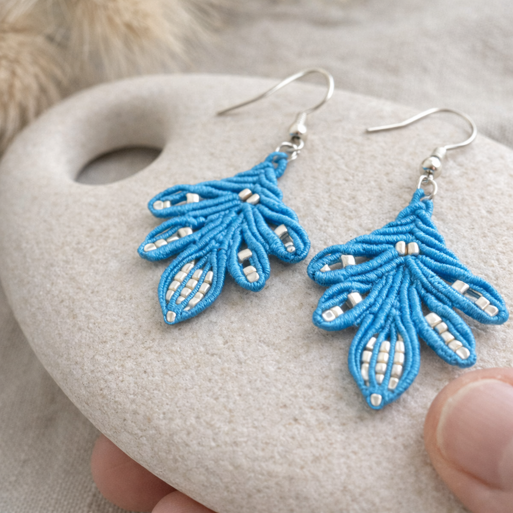 Des boucles d'oreilles bohème bleu, élégantes et légères, faites main