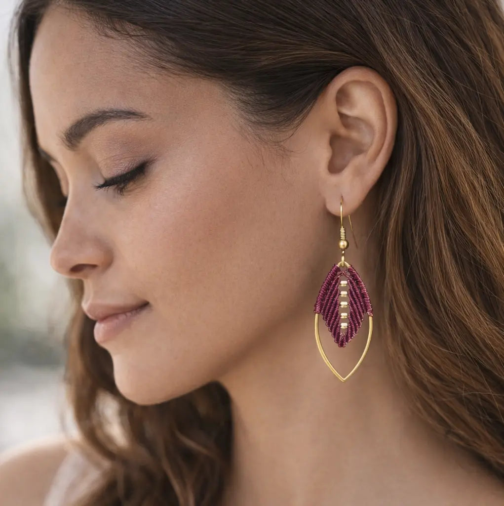 Boucles micro-macramé feuille navette Oraya portées style bohème violet