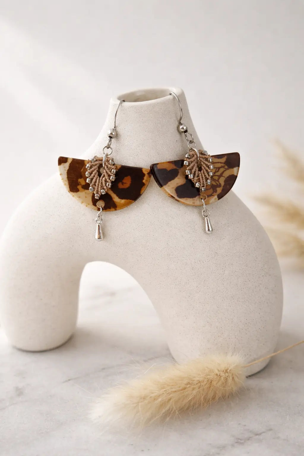 Boucles d’oreilles demi-lune motif léopard Micro Noeuds