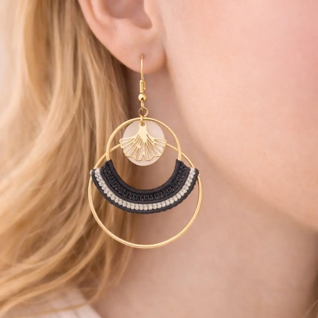 Boucles d’oreilles micro macramé doré – élégance artisanale ISANA Micro Noeuds