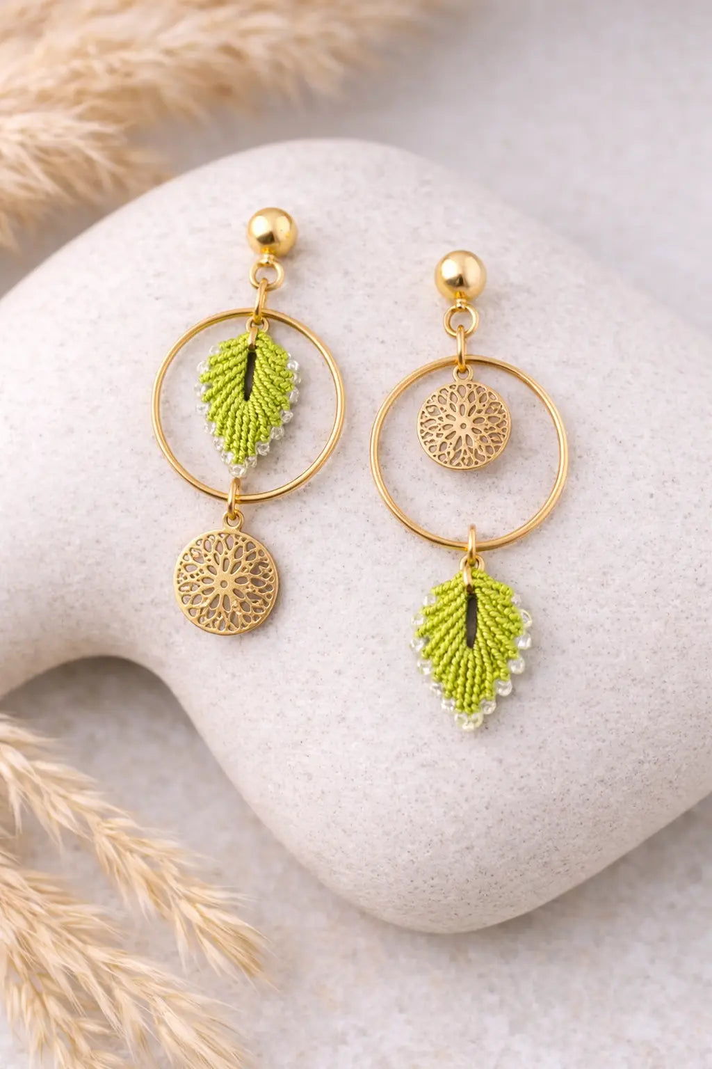 Boucles d’oreilles asymétriques micro-macramé personnalisables  SYNAE Micro Noeuds
