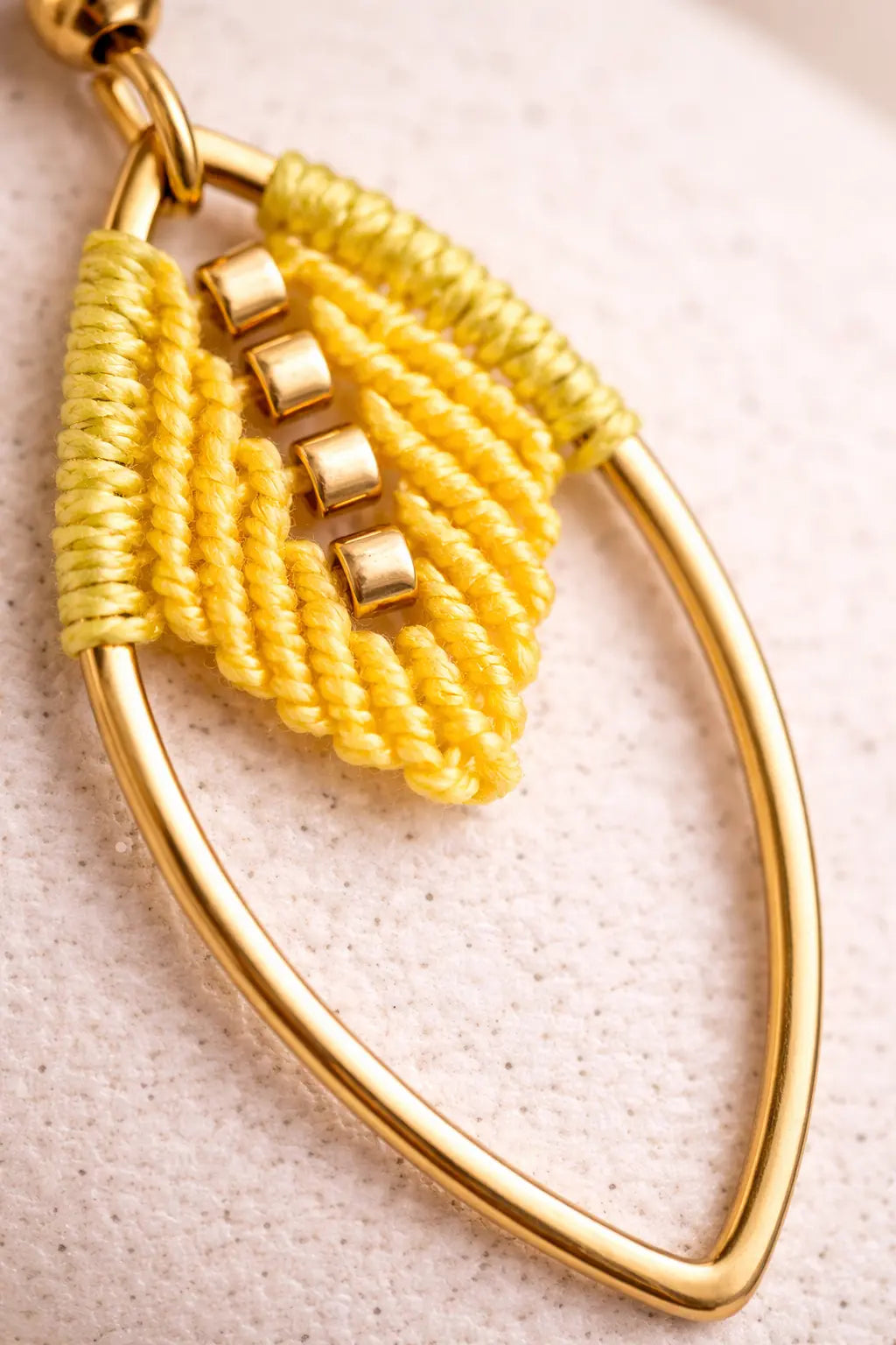 Détail boucles micro-macramé feuille navette Oraya fibres et perles