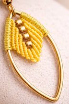Détail boucles micro-macramé feuille navette Oraya fibres et perles