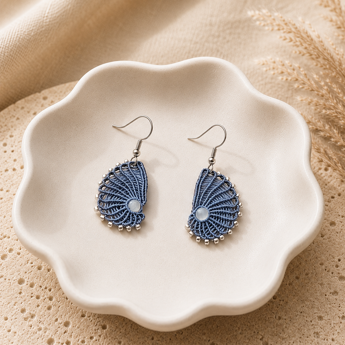 Nautea – boucles d'oreilles micro-macramé éventail & pierre de lune