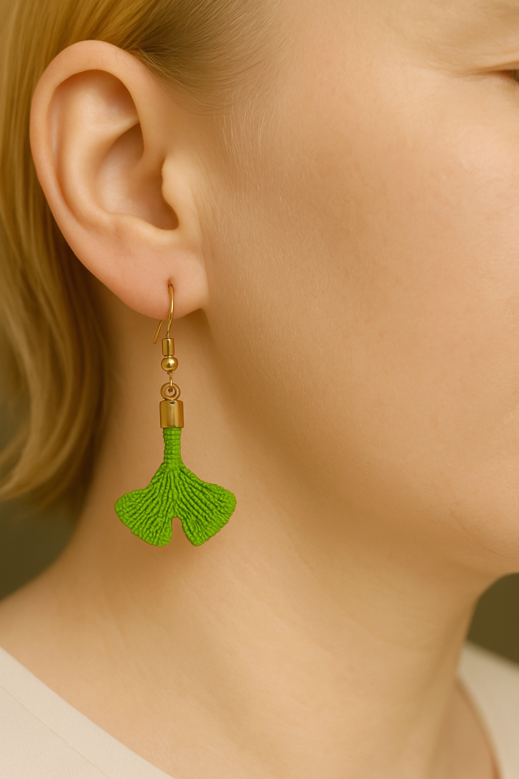 Boucles d'oreilles feuille micro-macramé vert doré légères fait main
