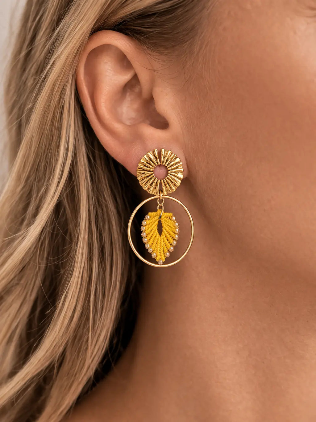 Boucles d'oreilles soleil micro-macramé doré – Légères, fait main Micro Noeuds