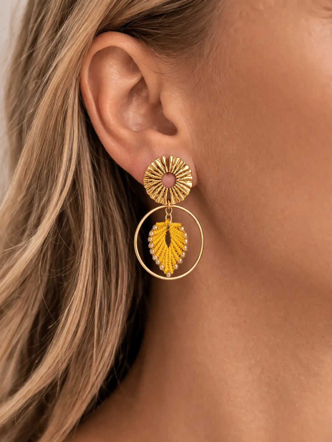 Boucles d'oreilles soleil micro-macramé doré – Légères, fait main Micro Noeuds