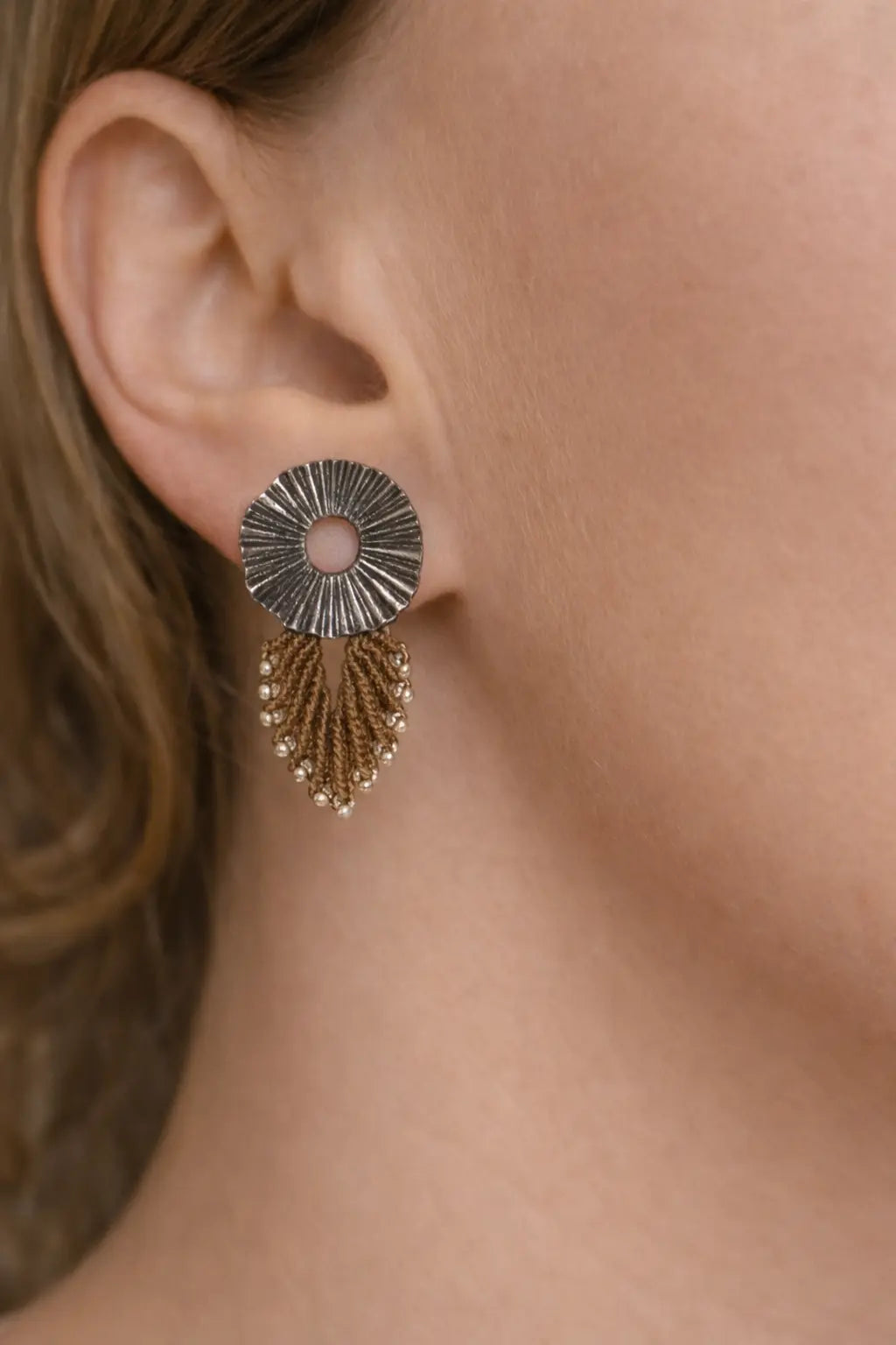 Boucles d'oreilles soleil micro-macramé doré – Légères, fait main Micro Noeuds