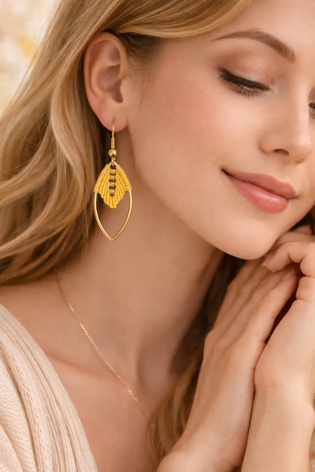 Boucles d’oreilles micro-macramé feuille navette Oraya portées visage