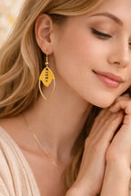 Boucles d’oreilles micro-macramé feuille navette Oraya portées visage