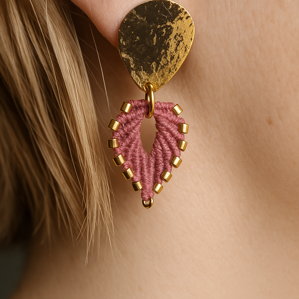 Boucles d'oreilles clou micro-macramé – Doré martelé, perles Miyuki Micro Noeuds