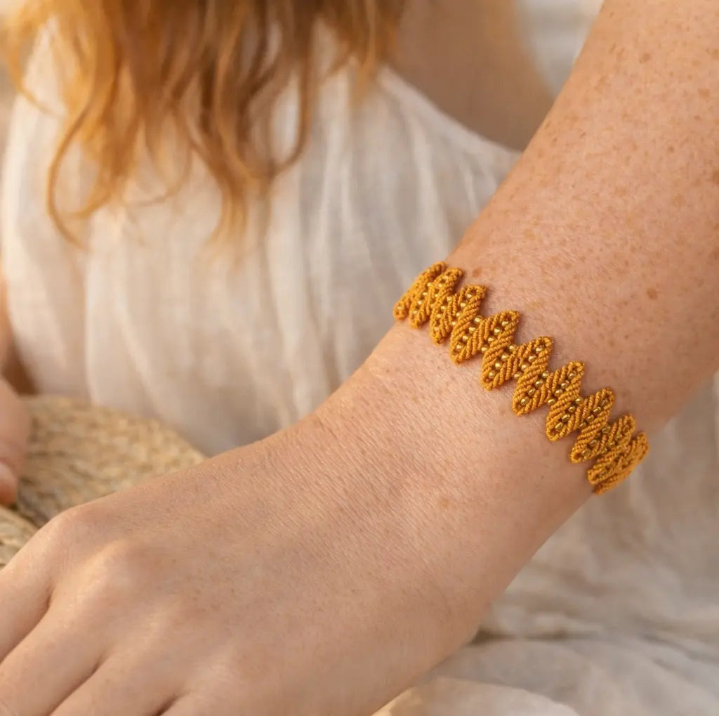 Bracelet Solaire – micro-macramé orange & perles rocailles Micro Noeuds