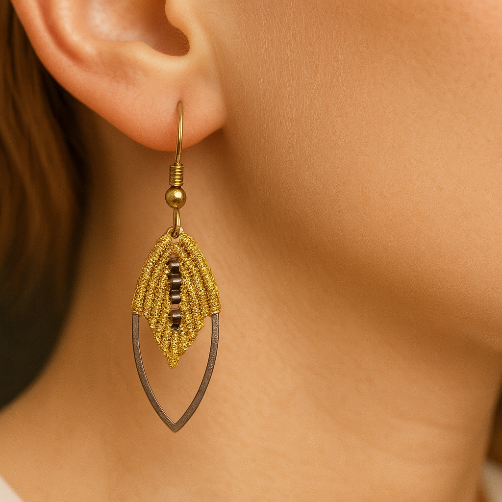 Boucles d'oreilles navette micro-macramé brillantes fait main élégant
