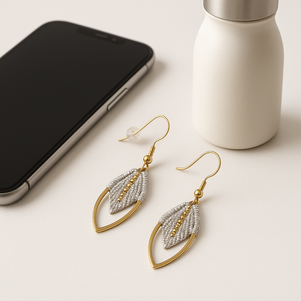 Boucles d'oreilles navette micro-macramé brillantes fait main élégant
