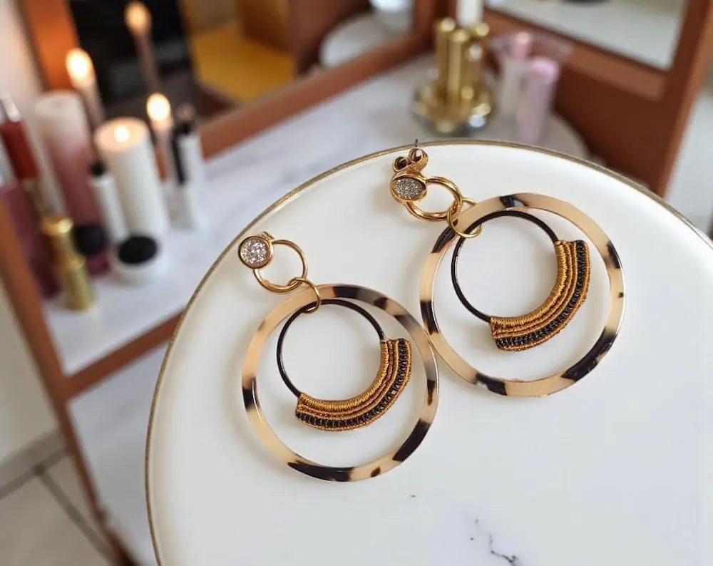 Boucles d'oreilles micro-macramé motif léopard nacre bohème chic
