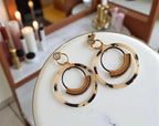 Boucles d'oreilles micro-macramé motif léopard nacre bohème chic
