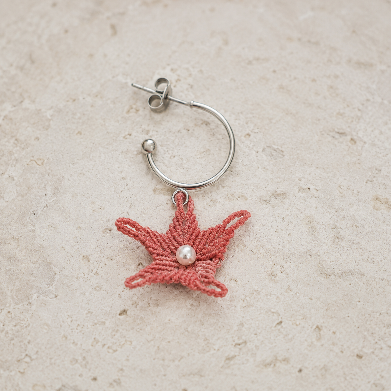 Boucle d'oreille Merea étoile de mer en micro-macramé corail, créole acier inoxydable et perle de nacre